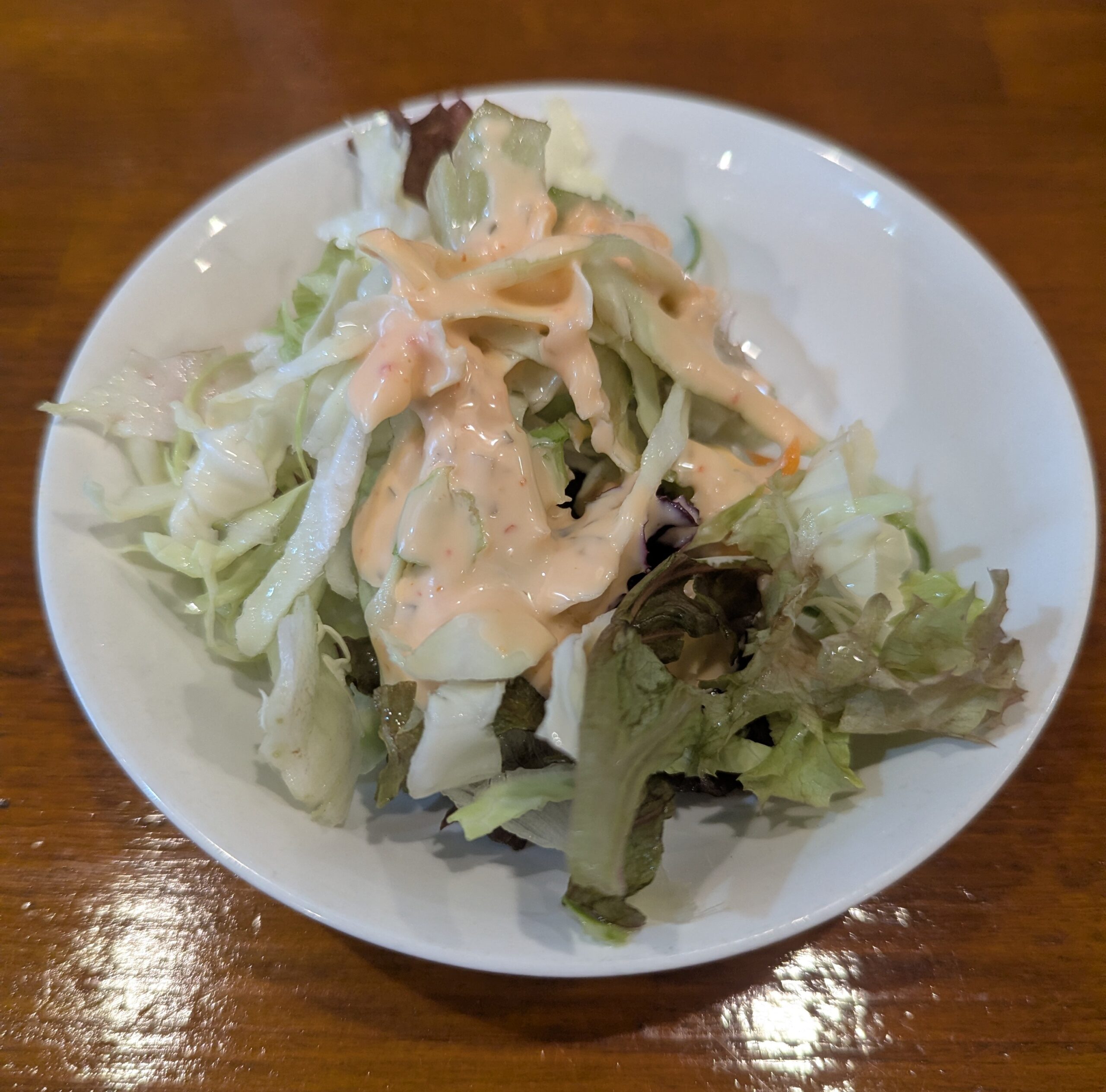 サウザンアイランドドレッシングのかかったシャキシャキサラダ